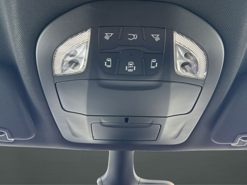 Chrysler Pacifica Vehicle Full-screen Gallery Image 24