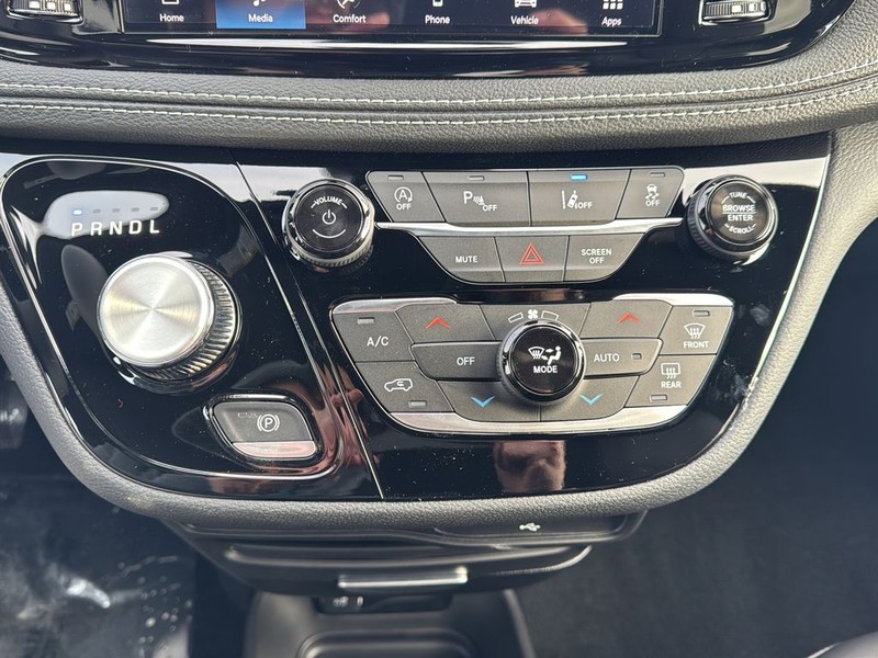 Chrysler Pacifica Vehicle Full-screen Gallery Image 25