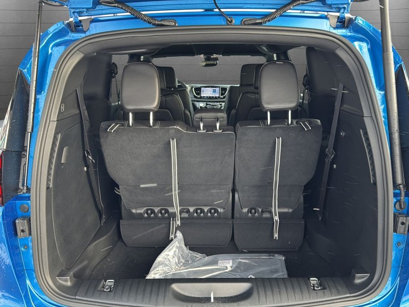 Chrysler Pacifica Vehicle Full-screen Gallery Image 26