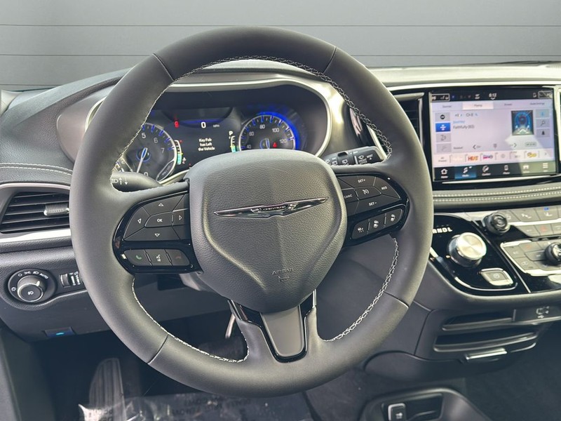 Chrysler Pacifica Vehicle Full-screen Gallery Image 28