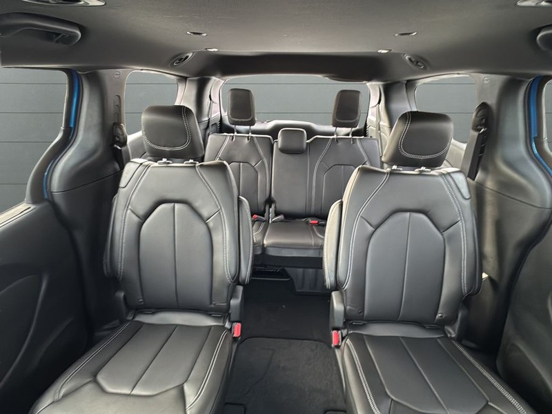 Chrysler Pacifica Vehicle Full-screen Gallery Image 29