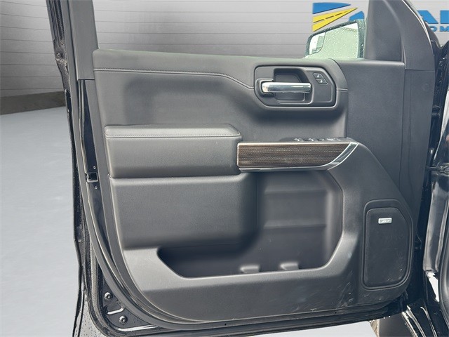 Chevrolet Silverado 1500 LTD Vehicle Full-screen Gallery Image 11