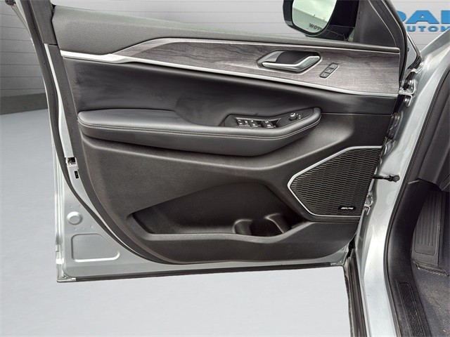 Jeep Grand Cherokee 4xe Vehicle Full-screen Gallery Image 11