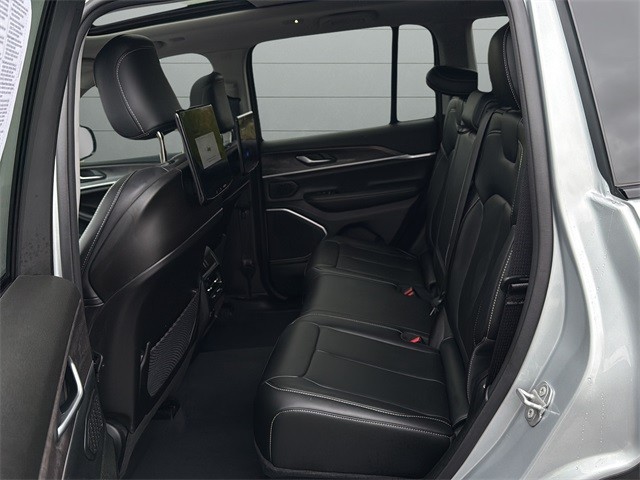 Jeep Grand Cherokee 4xe Vehicle Full-screen Gallery Image 17