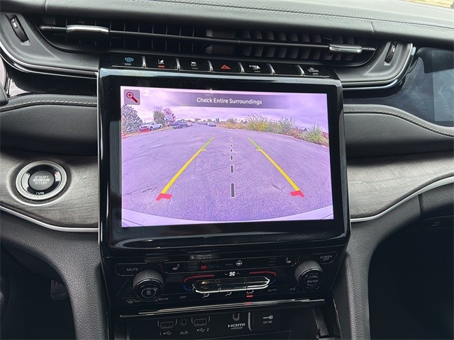 Jeep Grand Cherokee 4xe Vehicle Full-screen Gallery Image 23