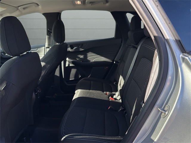 Ford Escape Vehicle Full-screen Gallery Image 16