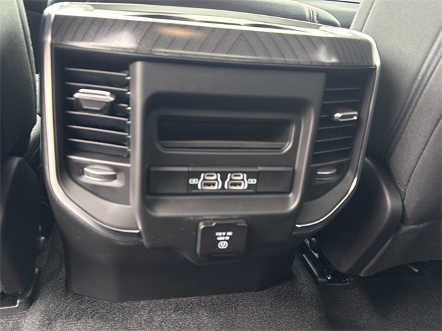 Ram 1500 Vehicle Full-screen Gallery Image 17