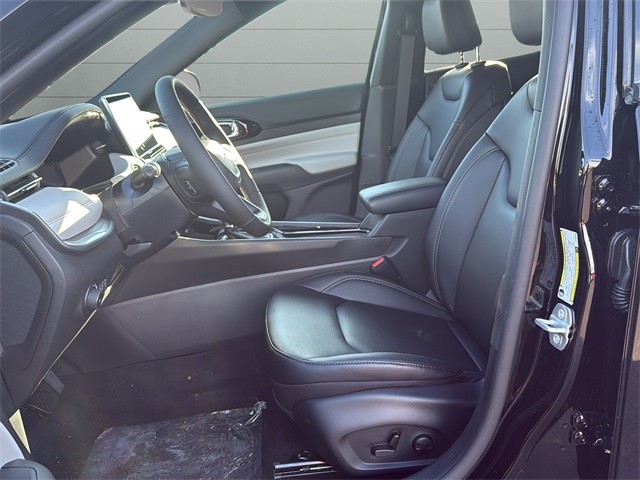 Jeep Compass Vehicle Full-screen Gallery Image 10