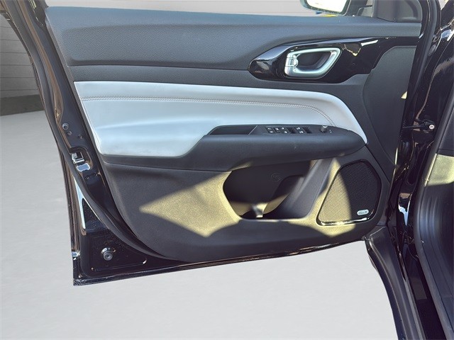 Jeep Compass Vehicle Full-screen Gallery Image 11