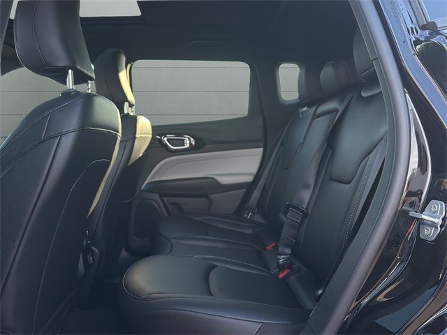 Jeep Compass Vehicle Full-screen Gallery Image 17