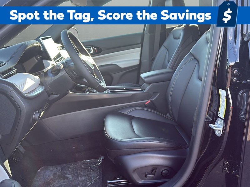 Jeep Compass Vehicle Full-screen Gallery Image 10