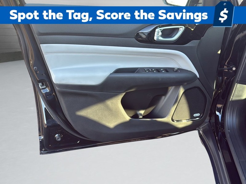 Jeep Compass Vehicle Full-screen Gallery Image 11