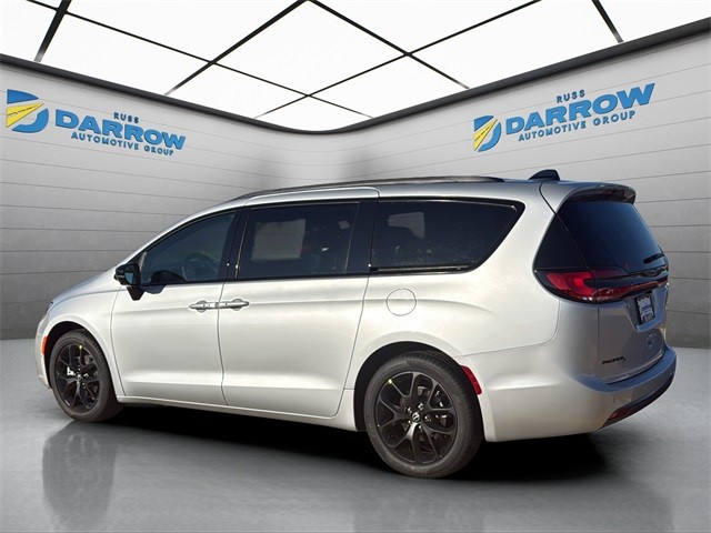 Chrysler Pacifica Vehicle Full-screen Gallery Image 3