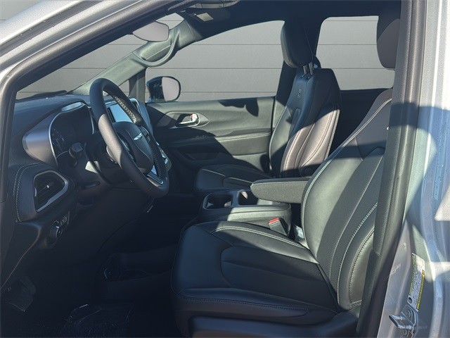 Chrysler Pacifica Vehicle Full-screen Gallery Image 10