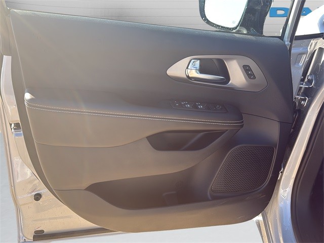 Chrysler Pacifica Vehicle Full-screen Gallery Image 11