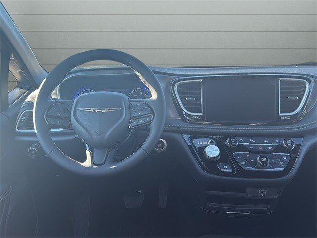 Chrysler Pacifica Vehicle Full-screen Gallery Image 12