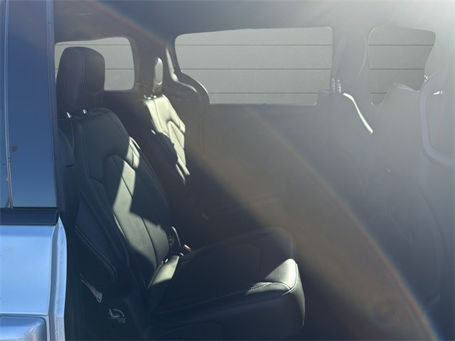 Chrysler Pacifica Vehicle Full-screen Gallery Image 14