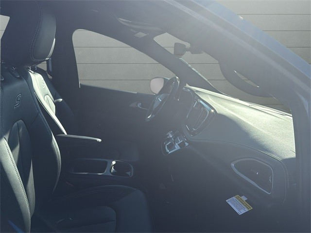 Chrysler Pacifica Vehicle Full-screen Gallery Image 15