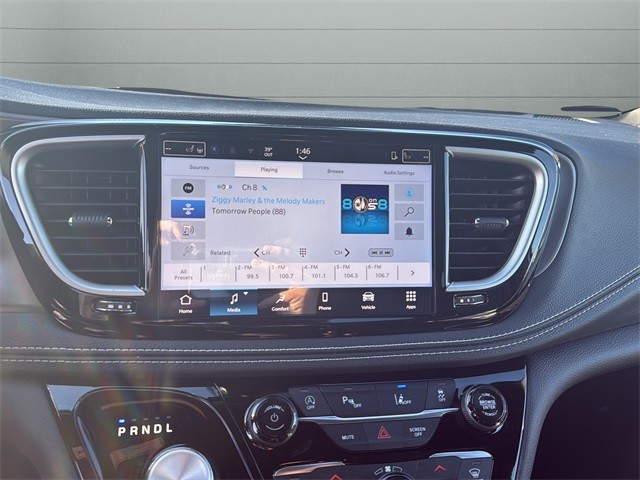 Chrysler Pacifica Vehicle Full-screen Gallery Image 20