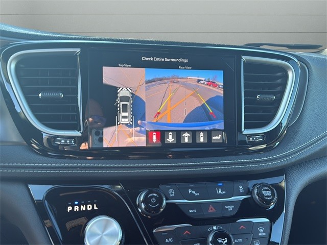 Chrysler Pacifica Vehicle Full-screen Gallery Image 21