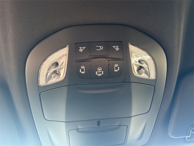 Chrysler Pacifica Vehicle Full-screen Gallery Image 22