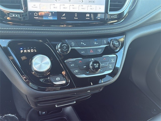 Chrysler Pacifica Vehicle Full-screen Gallery Image 23