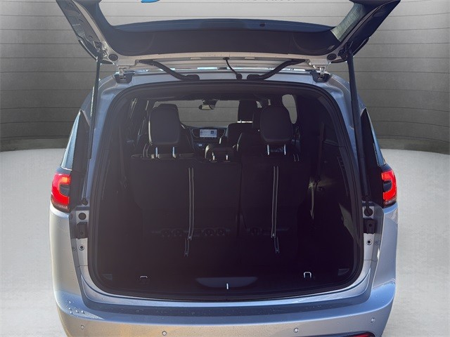 Chrysler Pacifica Vehicle Full-screen Gallery Image 24