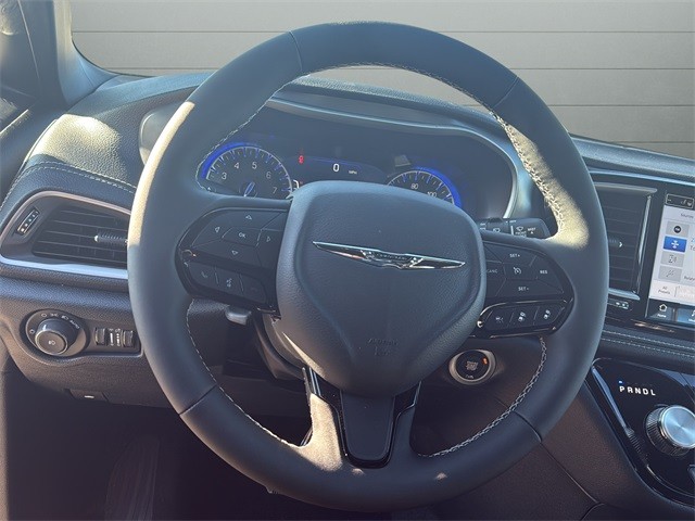 Chrysler Pacifica Vehicle Full-screen Gallery Image 26