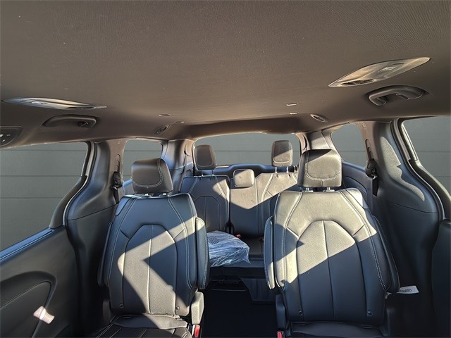 Chrysler Pacifica Vehicle Full-screen Gallery Image 27