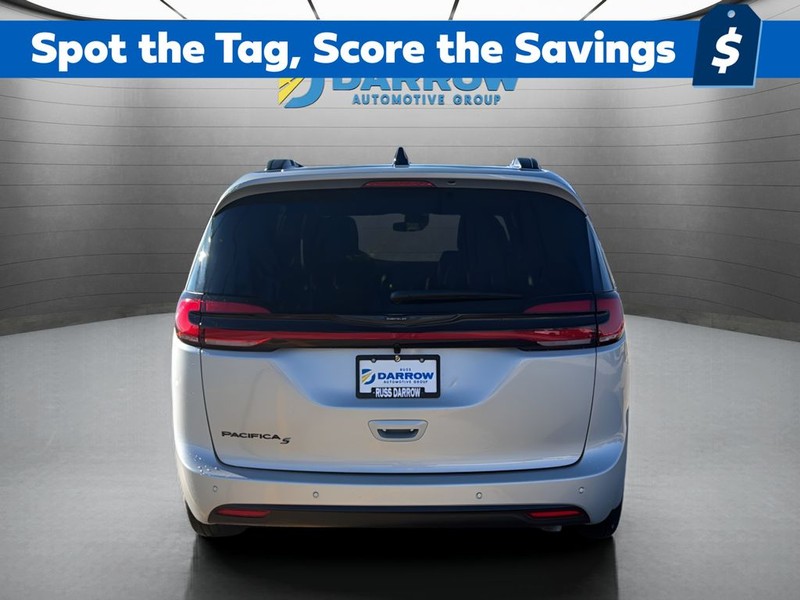 Chrysler Pacifica Vehicle Full-screen Gallery Image 4