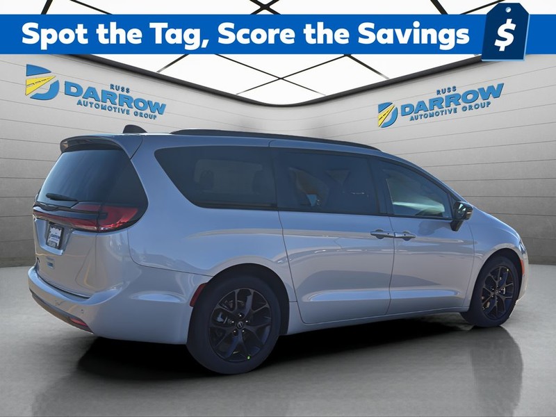 Chrysler Pacifica Vehicle Full-screen Gallery Image 5