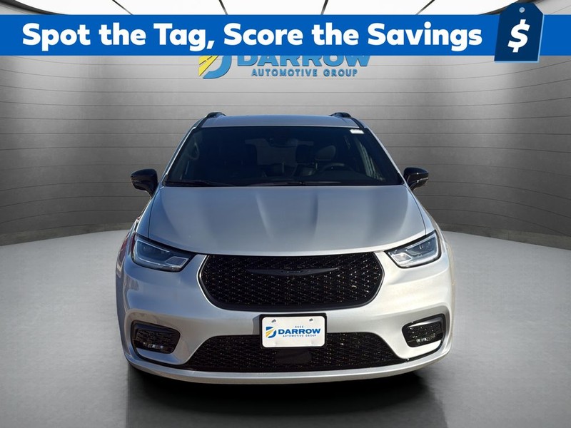 Chrysler Pacifica Vehicle Full-screen Gallery Image 8