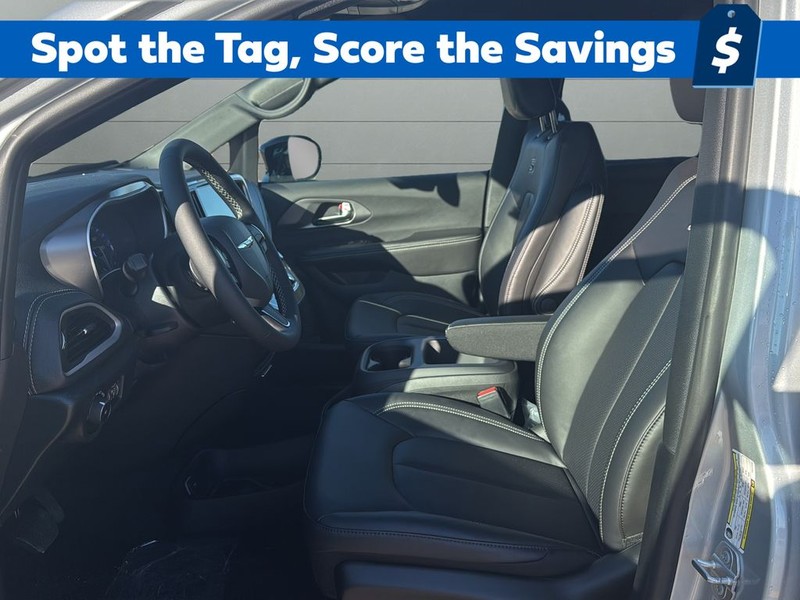 Chrysler Pacifica Vehicle Full-screen Gallery Image 10