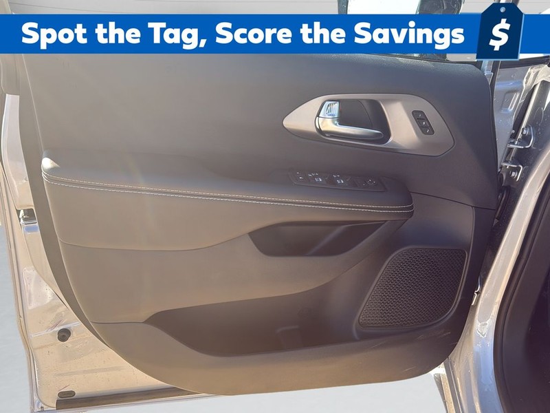 Chrysler Pacifica Vehicle Full-screen Gallery Image 11