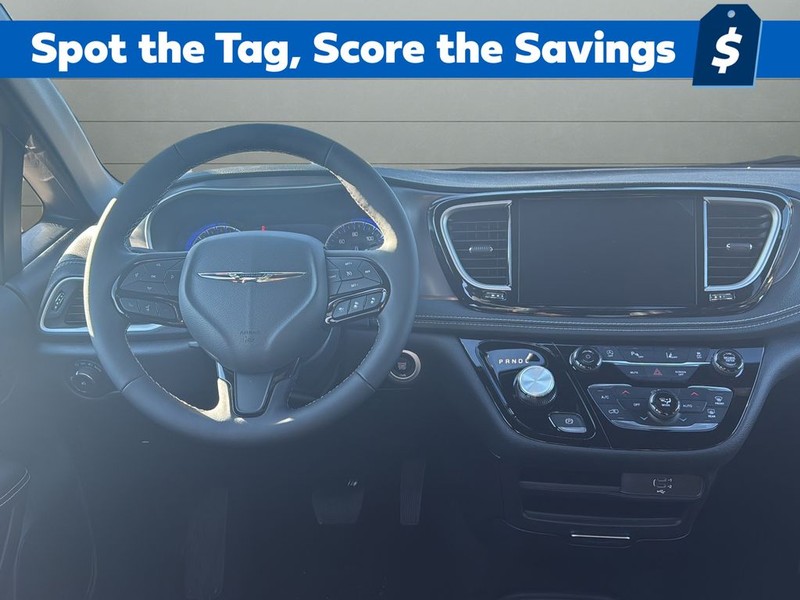 Chrysler Pacifica Vehicle Full-screen Gallery Image 12