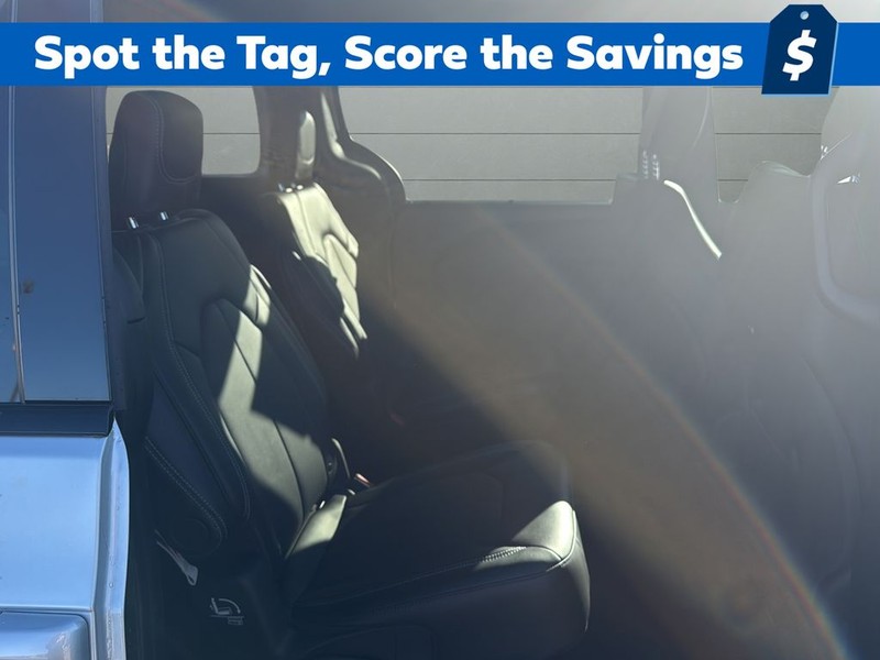 Chrysler Pacifica Vehicle Full-screen Gallery Image 14