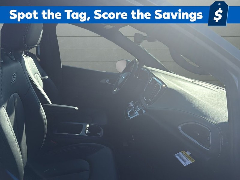 Chrysler Pacifica Vehicle Full-screen Gallery Image 15