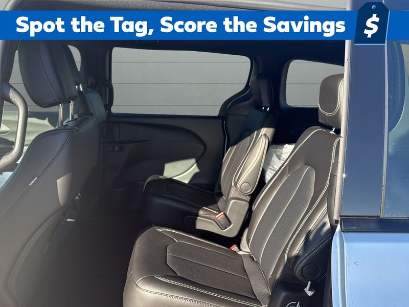 Chrysler Pacifica Vehicle Full-screen Gallery Image 16