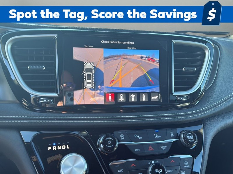 Chrysler Pacifica Vehicle Full-screen Gallery Image 21