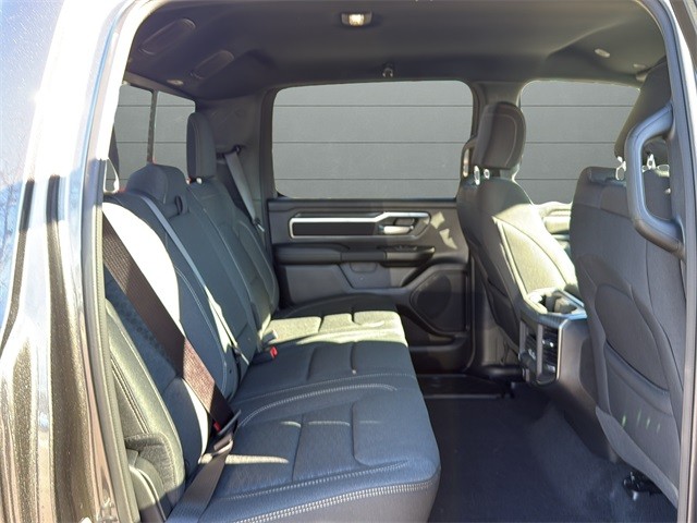 Ram 1500 Vehicle Full-screen Gallery Image 14