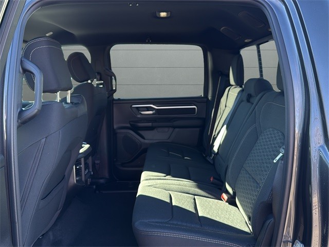 Ram 1500 Vehicle Full-screen Gallery Image 16