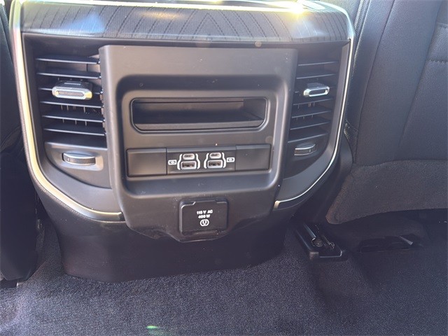 Ram 1500 Vehicle Full-screen Gallery Image 17