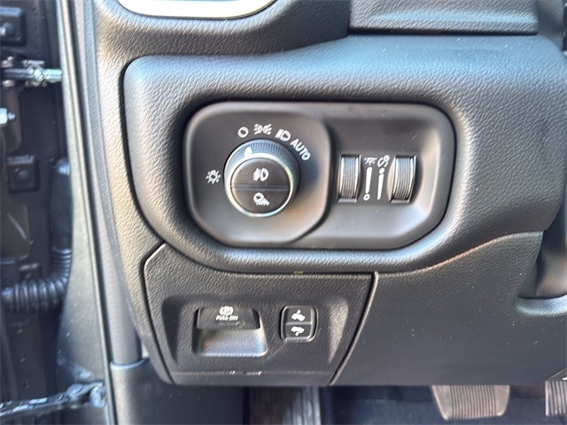 Ram 1500 Vehicle Full-screen Gallery Image 18