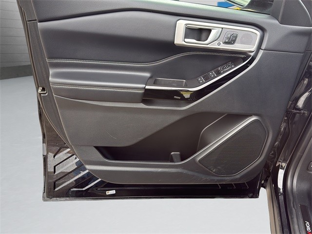 Ford Explorer Vehicle Full-screen Gallery Image 11