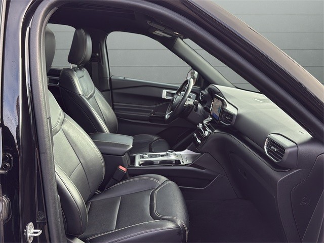 Ford Explorer Vehicle Full-screen Gallery Image 15