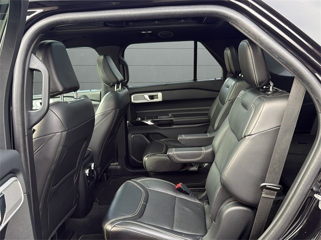 Ford Explorer Vehicle Full-screen Gallery Image 17