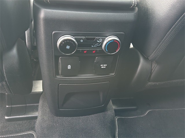 Ford Explorer Vehicle Full-screen Gallery Image 18