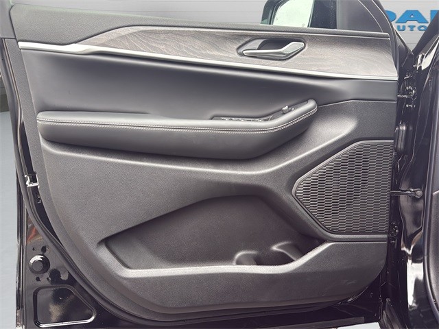 Jeep Grand Cherokee Vehicle Full-screen Gallery Image 11