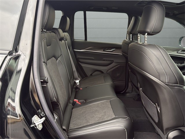 Jeep Grand Cherokee Vehicle Full-screen Gallery Image 14