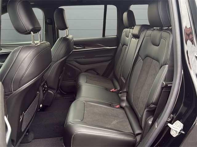 Jeep Grand Cherokee Vehicle Full-screen Gallery Image 17